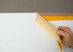 A BlueDolphin szalag festés befejezése után könnyen eltávolítható, egyenletes, aláfolyásmentes vonalakat eredményez.